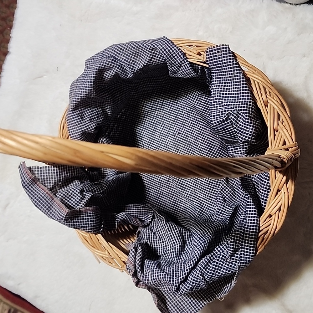 Wicker Basket with Blue Checkered Cloth. SEE PHOTOS !! - Picture 3 of 7
